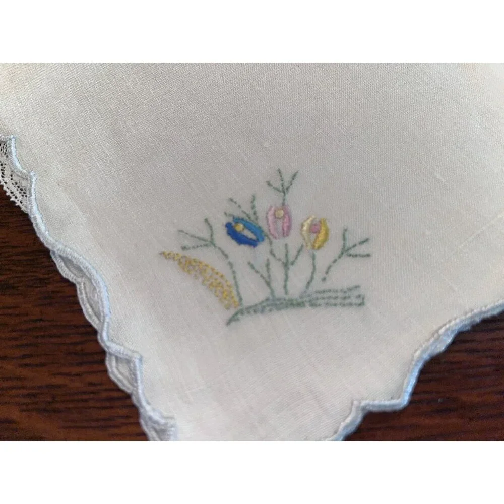 Vtg Linen Napkins Embroidered Floral Scalloped Cottage Core Lunch Tea Brunch
